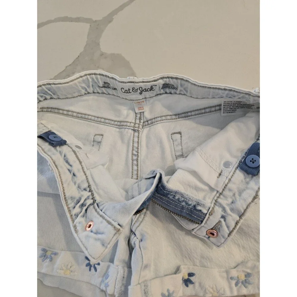 ​Cat & Jack L 10/12 Denim Shorts Girls Light Wash Embroidered Daisy Flower
